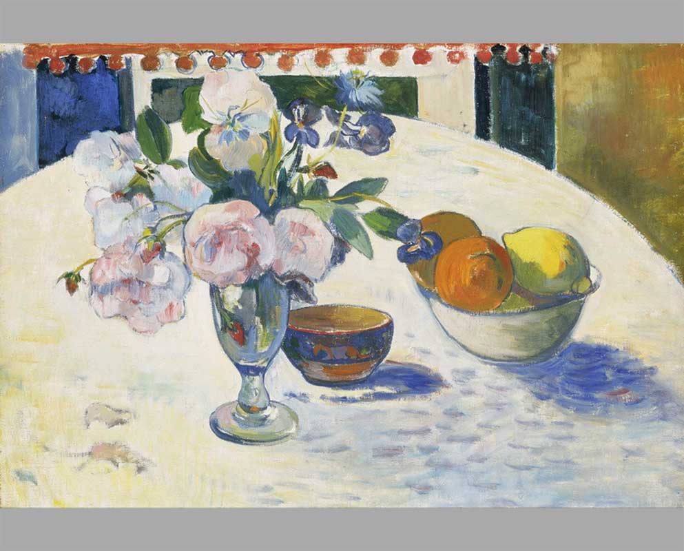 35 Цветы и ваза с фруктами на столе